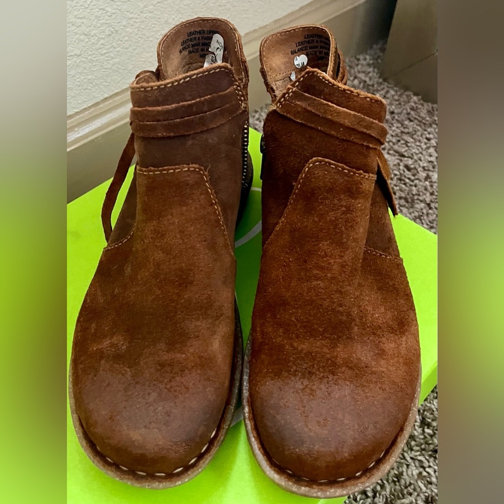 Women Size 7 Born Brown Ankle Boots